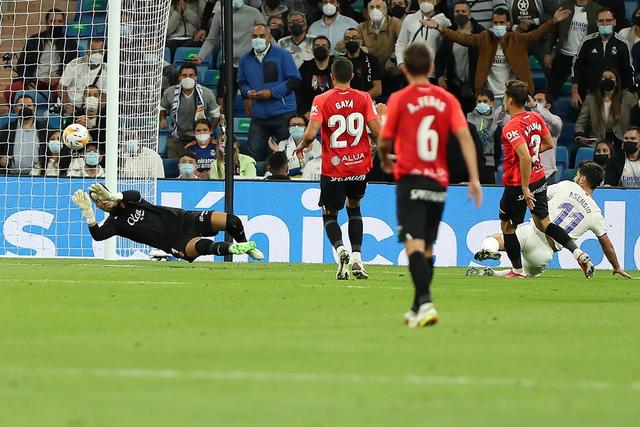 孙铭徽20+7胡金秋24分 广厦6人上双击败四川