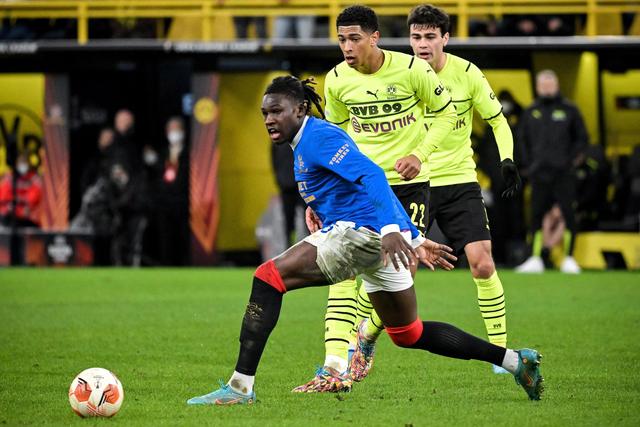 梅西社交媒体晒图 球场边悠闲喝茶发型梦回2018