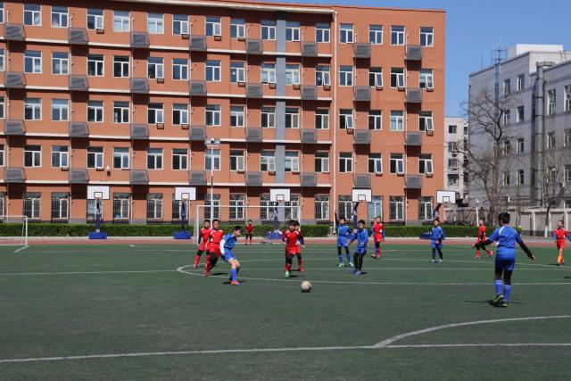 梅西社交媒体晒图 球场边悠闲喝茶发型梦回2018